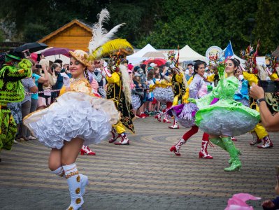 Barwny korowód z okazji TKB przeszedł przez Wisłę